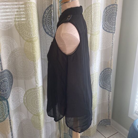 Shear, button down vest with shoulder accents & pockets. Slightly worn. M. - Picture 5 of 7